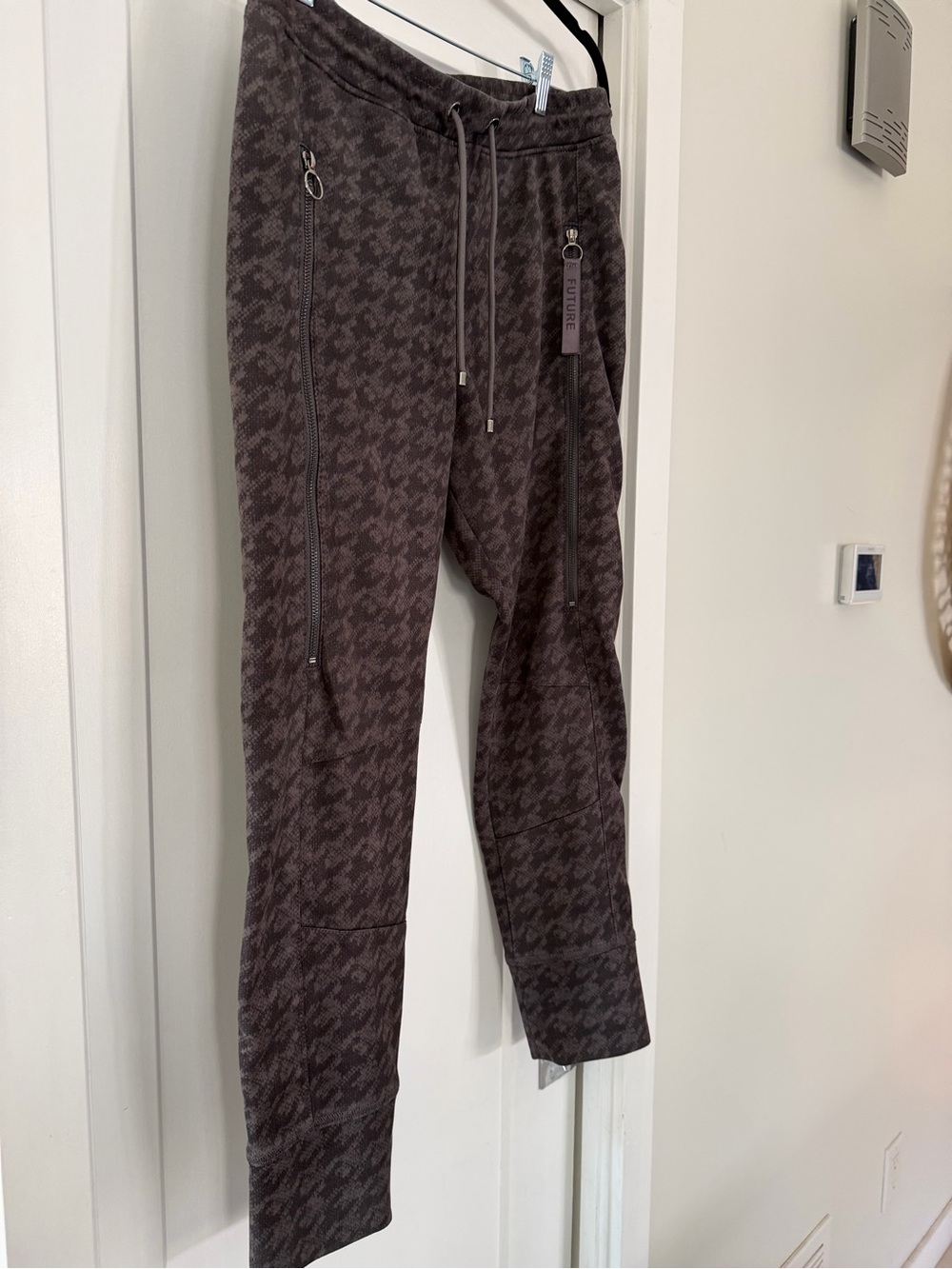 MAC Future Cropped jogger Drawstring Pants in black and Charcoal